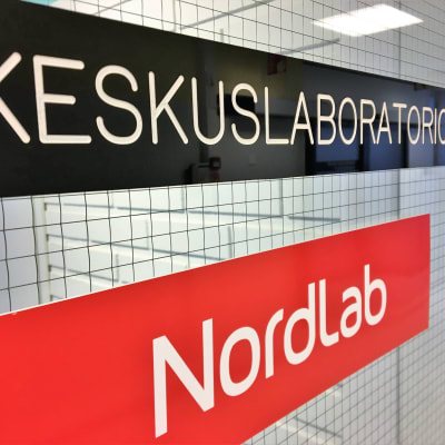 Nordlabin keskuslaboratirion ovi Oysissa.