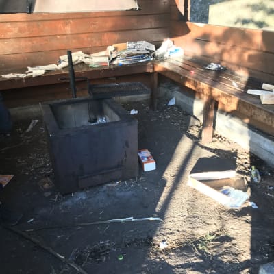 En nedskräpad grillplats vid Varlaxudden.