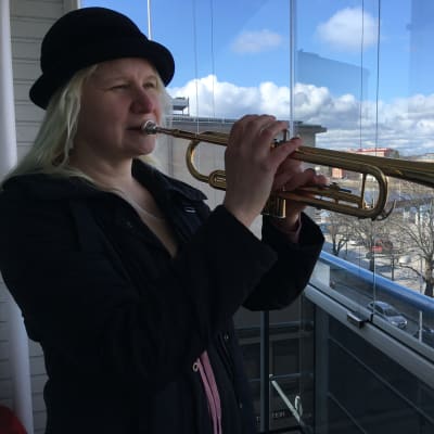 Katja Inkala soittaa trumpettia parvekkeellaan Savonlinnassa