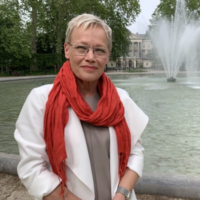 Susanna Turunen Brysselissä, Warande-puistossa, parlamenttitalon edessä.