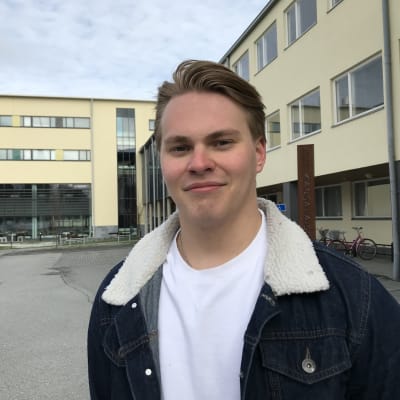 Kevään 2020 ylioppilas Leo Siiskonen seisoo Joensuun yhteiskoulun lukion pihamaalla.