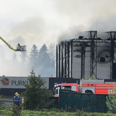 Iso tulipalo teollisuualueella Lahden Jokimaalla.