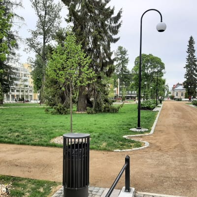 Snellmaninpuisto Kuopion keskustassa.