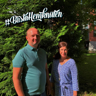 Sebastian Perret och Annika Roos står framför en grön buske, med ett rött tegelhus i bakgrunden, och ser in i kameran. Solen lyser i deras ansikten. Sebastian har inget hår, och en grön skjorta. Annika har långt, brunt hår och en blå klänning.