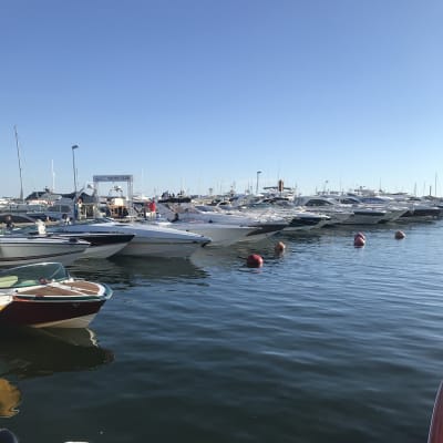 lördag 8 augusti  18-tiden, Poker run bryggan