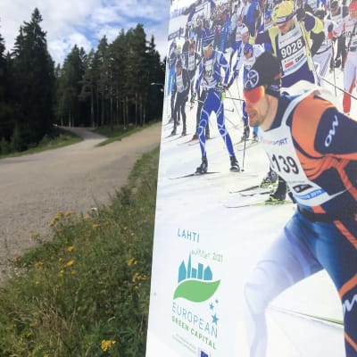 Finlandia-hiihdon mainoskyltti Lahden urheilukeskuksen maastossa kesällä 2020.