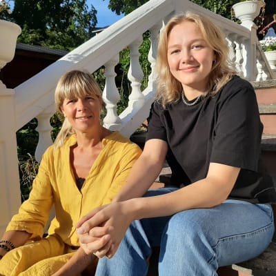 Elin Stråhlmann, årets student, tillsammans med mamma Ulrica. 