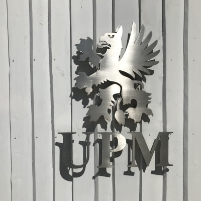 UPM:N logo pääkonttorin seinässä.