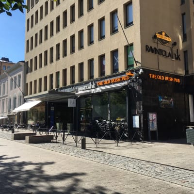 Gatuvy från Vasa centrum med fokus på fasaden på The Old Irish Pub.