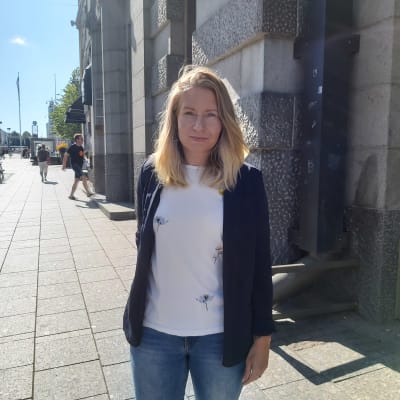 Kvinna i kavaj på gata i Vasa centrum.
