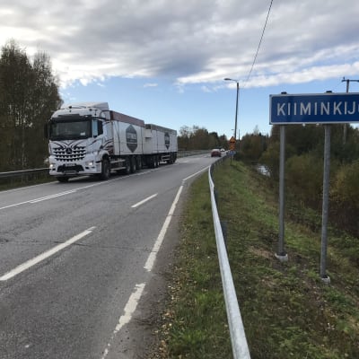 Liikennettä nelostiellä Kiiminkijoen ylittävällä sillalla.