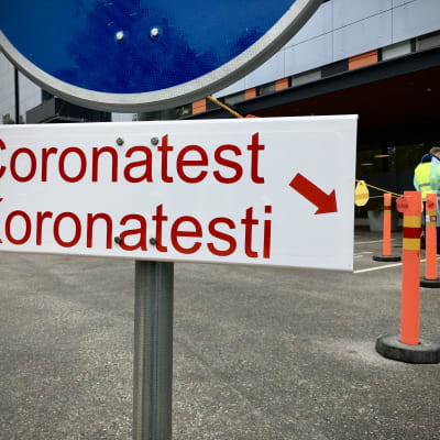 Skylt med texten "Coronatest" på finska och svenska.