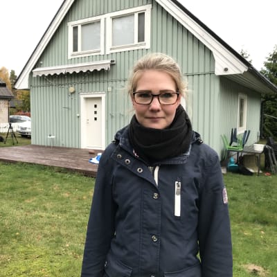 Ung, permitterad kvinna i Mariehamn vid sitt hus