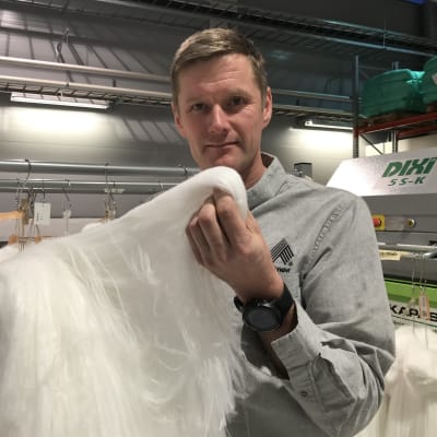 Spinnovan teknologiajohtaja Juha Salmela esittelee puupohjaista tekstiilikuitua.