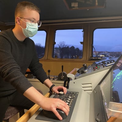 miro johansson tutkii koululaiva MS Katarinan navigointi laitteita