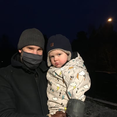 Pappa Christoffer Lignell med sonen William. 