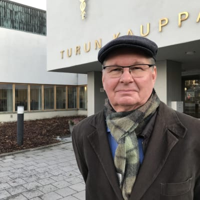 Turun yliopiston Tulevaisuuden tutkimuskeskuksen johtaja Juha Kaskinen yliopiston edessä.