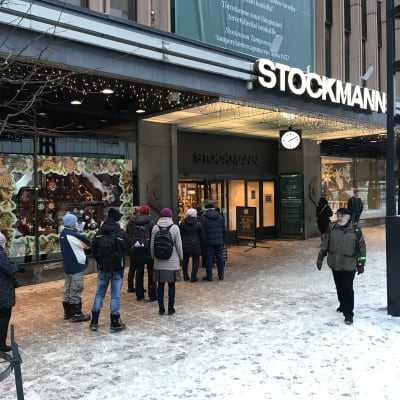 Ihmisiä seisoo jonossa Stockmannin edustalla Hämeenkadulla
