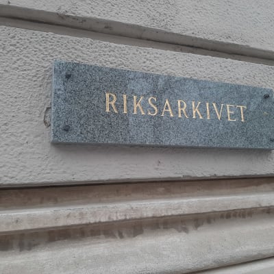Riksarkivets skylt i Helsingfors. 