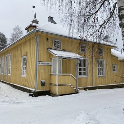 Alvar Aallon suunnittelema keltainen puurakennus on Alajärven nuorisoseurantalo. 