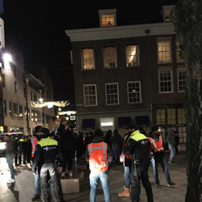 Fotbollsfans patruller i Den Bosch