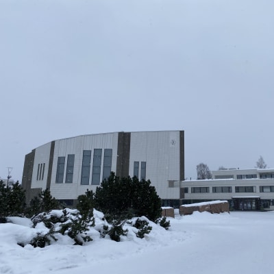 Rovaniemen kaupungintalo lumisessa maisemassa