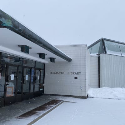 Rovaniemen kirjastotalo lumisessa maisemassa