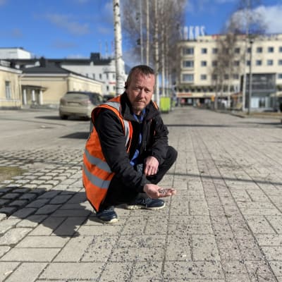 Marko Kovanen Mikkelin torilla hiekoitushiekkaa kädessään. 