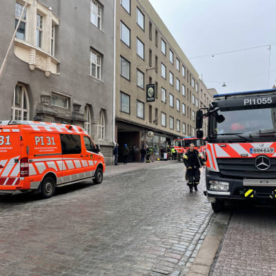 Paloautoja ja ambulanssi Tampereen Kauppakadulla Ravintola Artturin kohdalla.