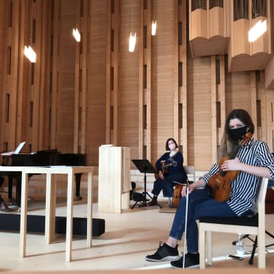 Musiikkimessun tekijät Mari Torri-Tuominen, Elsa Sihvola, Camilla Bäckman ja Tuomas Meurman Viikin kirkossa.