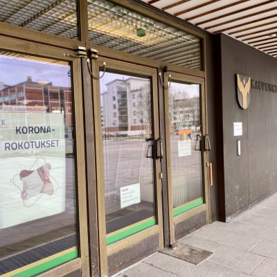 Rovaniemen kaupungin rokotuspaikka kaupungintalolla ulkoapäin kuvattuna.