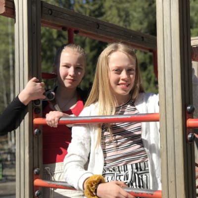 Lentävänniemen koulun 5-luokkalaiset Elli Aho ja Vilja Savolainen
