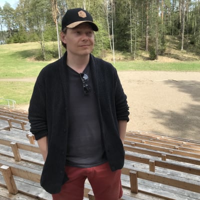 Ohjaaja Jukka Vidgren Koljonvirran kesäteatterin katsomossa