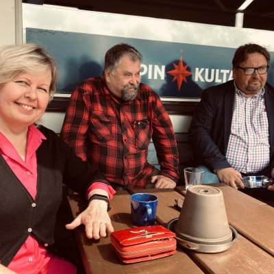 Minna Koskinen, Taavi Riihelä sekä Esa Mikkonen iloitsevat kaivoshankkeen peruuntumisesta.
