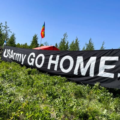 Mielenosoittajat protestoivat Suomen ja Yhdysvaltojen yhteistä lentoharjoitusta Rissalassa