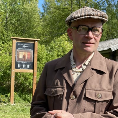 Varkauden teatterin johtaja Kari Suhonen pukeutuneena ruskeaan 1960-luvun miesten pukuun.