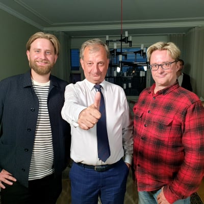 Liike Nytin kolme uutta edustajaa Helsingin valtuustossa Joel Harkimo, Hjallis Harkimo ja Mikael Jungner vaalivalvojaisissa.