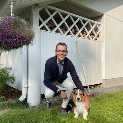 Oulun kaupungin terveysjohtaja Jorma Mäkitalo kotipihallaan yhdeksän kuukauden ikäisen corgi-koiransa kanssa.
