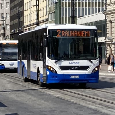 Tampereen busseja liikenteessä keskustorin vieressä