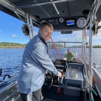 Jussi Väänänen ohjaa venettään Oulunjärvellä Paltamossa.