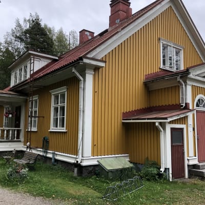 Vanha keltainen hirsirtalo, Wahlmanin talo, Äänekosken Hiskinmäellä