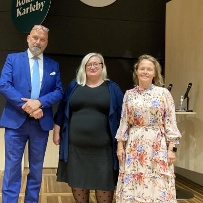 Kuvassa Kokkolan uuden kaupunginvaltuuston puheenjohtajisto: Mauri Peltokangas, Tiina Isotalus ja Johanna Paloranta. 