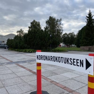 Rovaniemen kaupungintalon rokotuspisteen edusta. 