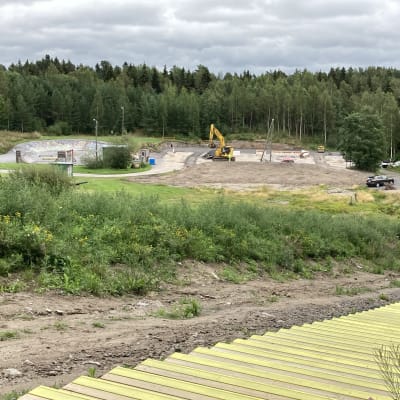 Roskarukan uudet kuntoportaat Kokkolassa sekä laajennuksessa oleva parkkipaikka. 