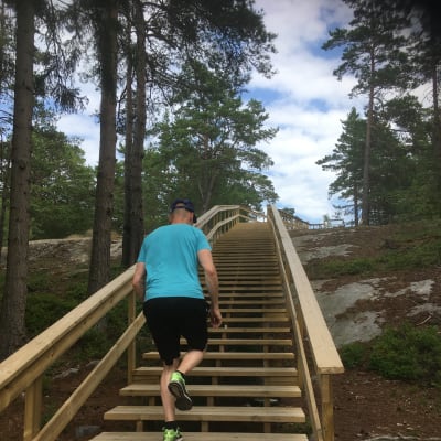 En man springer upp för en motionstrappa.