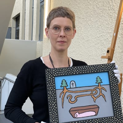 Marja Lounin käsissä Mikko Valtosen teos