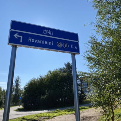 Pyöräilyreiteistä kertova opaste, jossa lukee Rovaniemi.