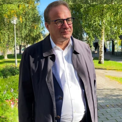 Lahden kaupunginjohtaja Pekka Timonen seisoo koivujen vieressä