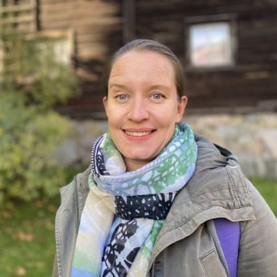 Vihreiden kansanedustaja Mirka Soinikoski katsoo kameraan Hämeenlinnassa puistossa 20.9.2021 haastattelun yhteydessä.