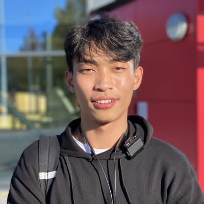 Kiinalainen tekniikan kandidaattiopiskelija Haoyu Zhang katsoo kameraan LUT-yliopiston Lahden kampuksen edustalla.